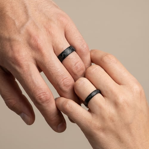 Minimalistische Eheringe aus Carbon John