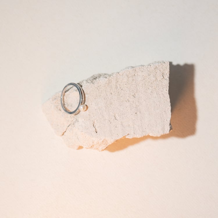 Silberner Ring mit einer weißen Perle und Zirkonia Shayna 104660