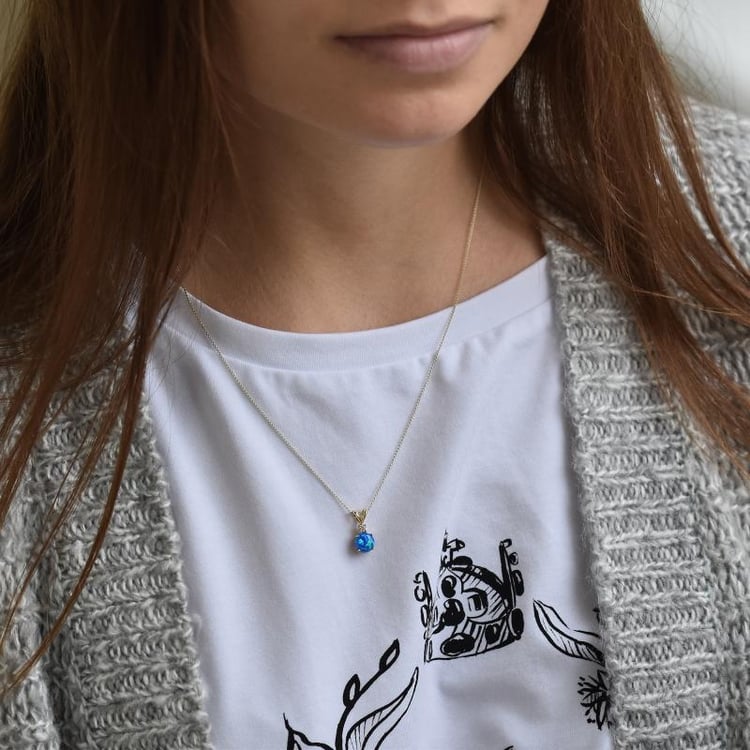 Anhänger Gold mit Opal und Diamanten auf der Dame 37541