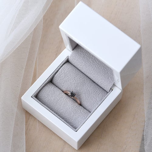 Eleganter Verlobungsring mit schwarzem Prinzess-Diamant Unnati