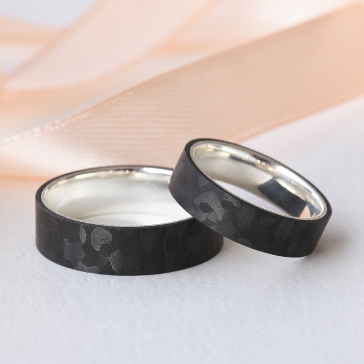 Flache Trauringe aus Carbon und Gold Vaniah 77491