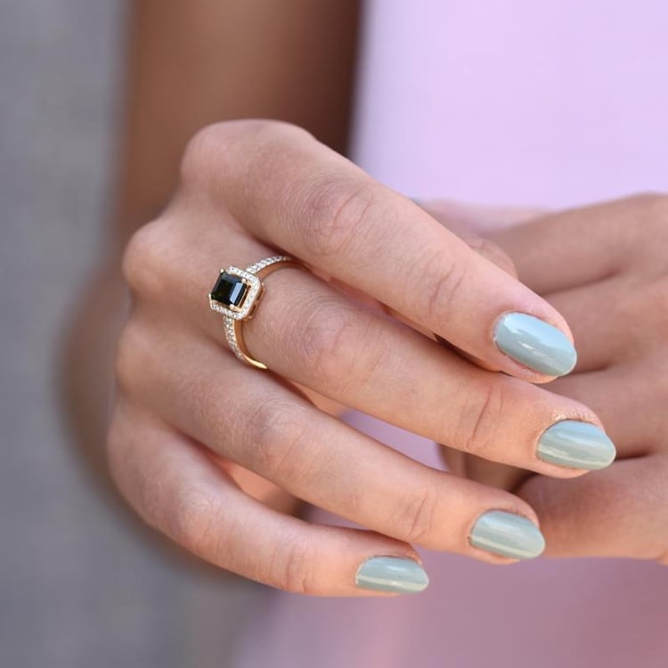 Ring mit grünem Turmalin auf dem Finger 47478