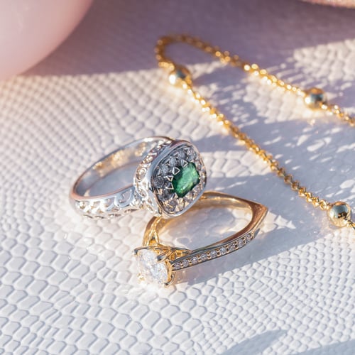 Goldring mit Smaragd und Diamanten Mare