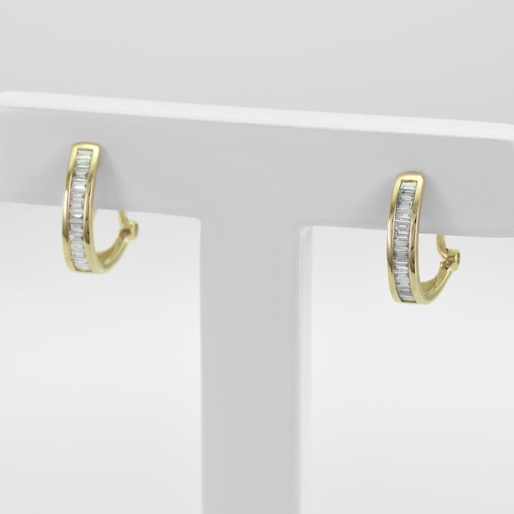 Elegante goldene Ohrclips mit Baguette-Diamanten Emy 10174