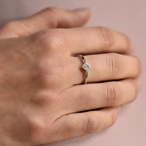 Goldring mit Diamant im Prinzessschliff Luale