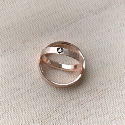 Gehämmerte Trauringe mit mit Emaille Herz und Diamanten Telanie