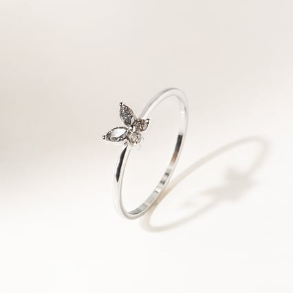 Ring mit Salt and Pepper Diamanten in Schmetterlingsform Romy