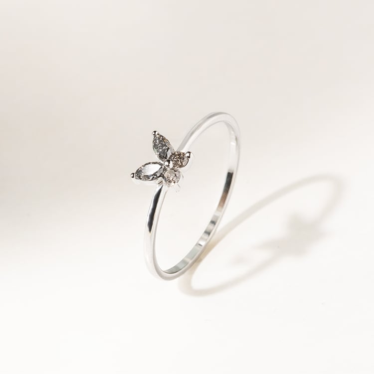 Ring mit Salt and Pepper Diamanten in Schmetterlingsform Romy 141126