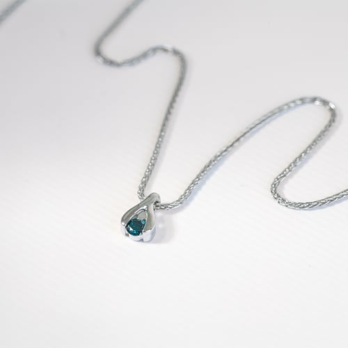 Anhänger aus Platin mit blauem Diamanten Tilda