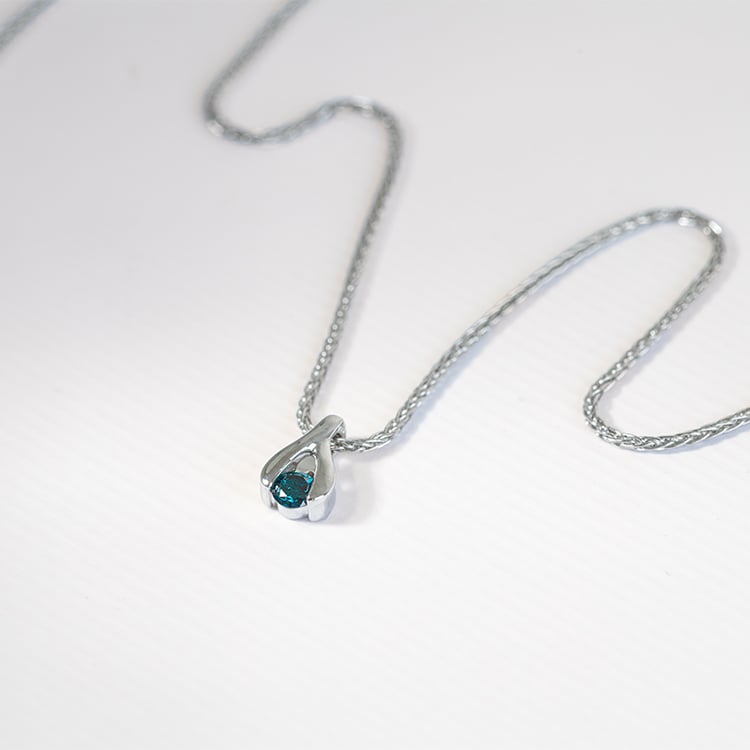 Anhänger aus Platin mit blauem Diamanten Tilda 121445