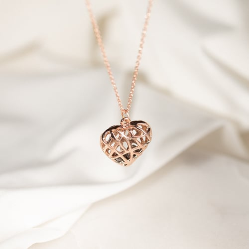 Herzförmiger Anhänger mit Perlen aus Salt and Pepper Diamanten Paisley
