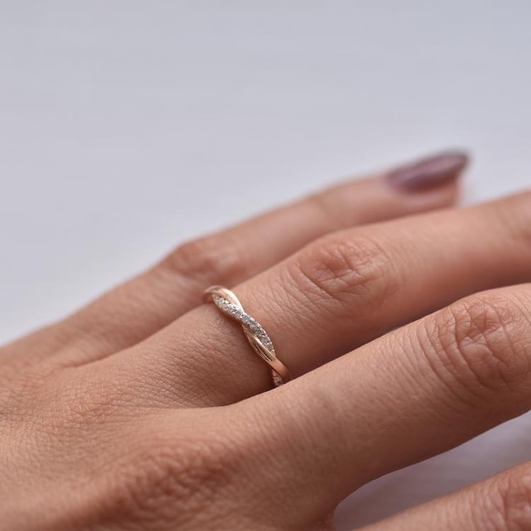 Einzigartiger Ehering mit Diamanten und klassischer Court Ring Malea 31274