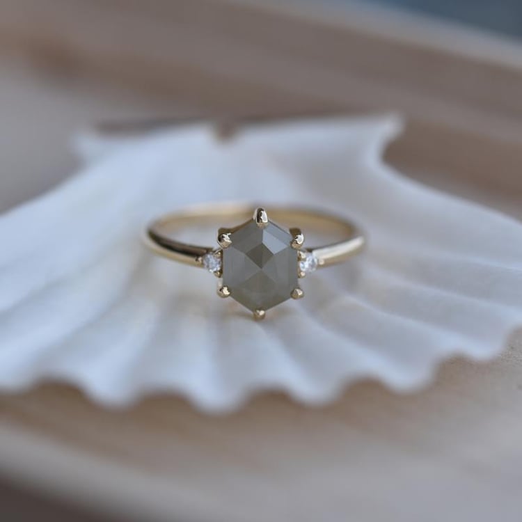 Ring mit hexagon Salt and Pepper Diamant Eldrid 44221