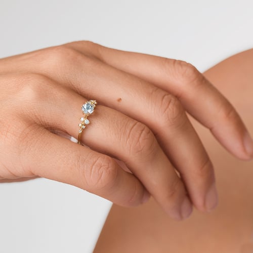 Verlobungsring mit Aquamarin und Diamanten Olha