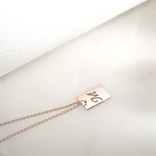 Goldener rechteckiger Anhänger mit Buchstabengravur und Diamant Sharron