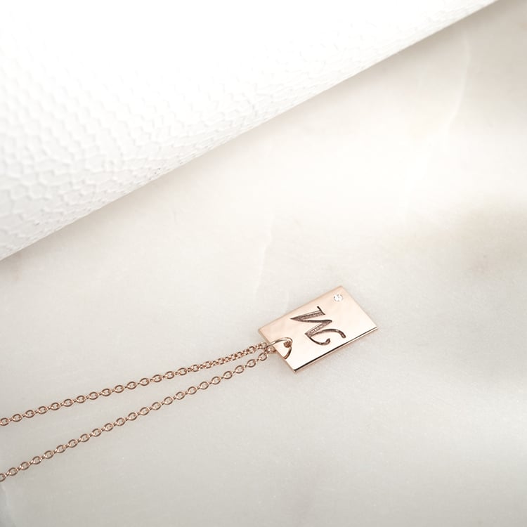 Goldener rechteckiger Anhänger mit Buchstabengravur und Diamant Sharron 133818