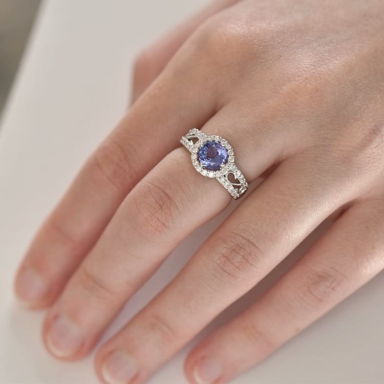 Finger mit zauberhaftem Diamantring und Tansanit 106885