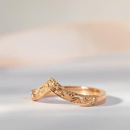 Ehering in V-Form mit Gravur von Hand Lizzie