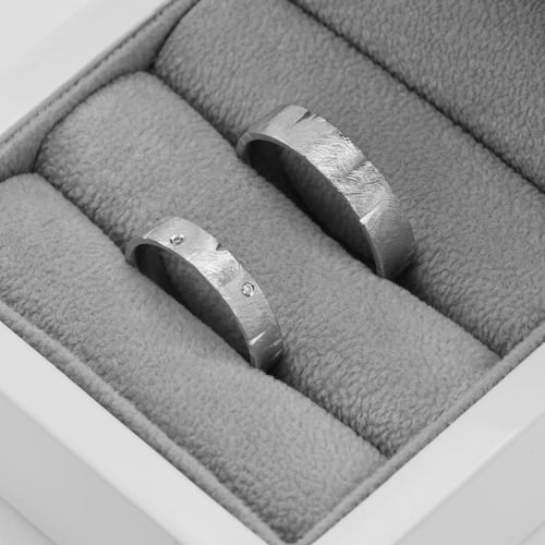 Unkonventionelle Trauringe mit Diamanten Alexis