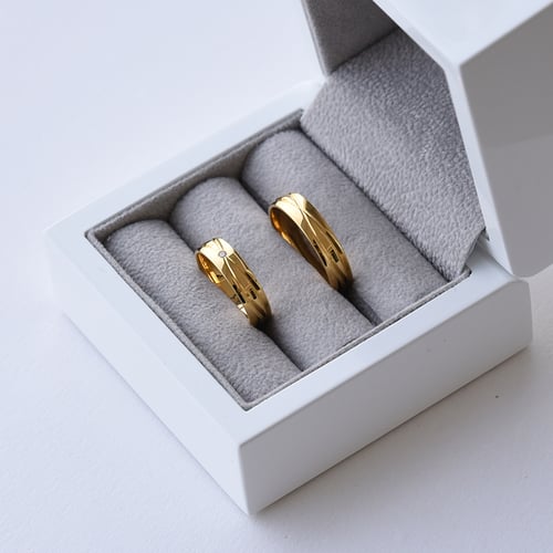 Eleganter goldener Ehering mit Diamant Carlo