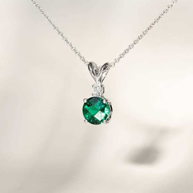 Goldener Anhänger mit Smaragd und Diamant Emolyna 135236