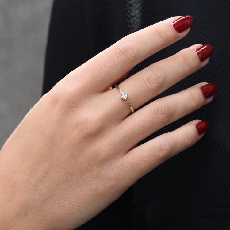 Gelbgold Verlobungsring mit Diamant im Prinzess-Schiff auf dem Hand 47792