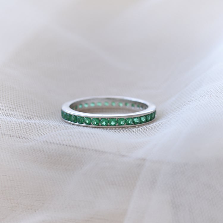 Ring aus Silber rundum mit Smaragden besetzt Urian 67765