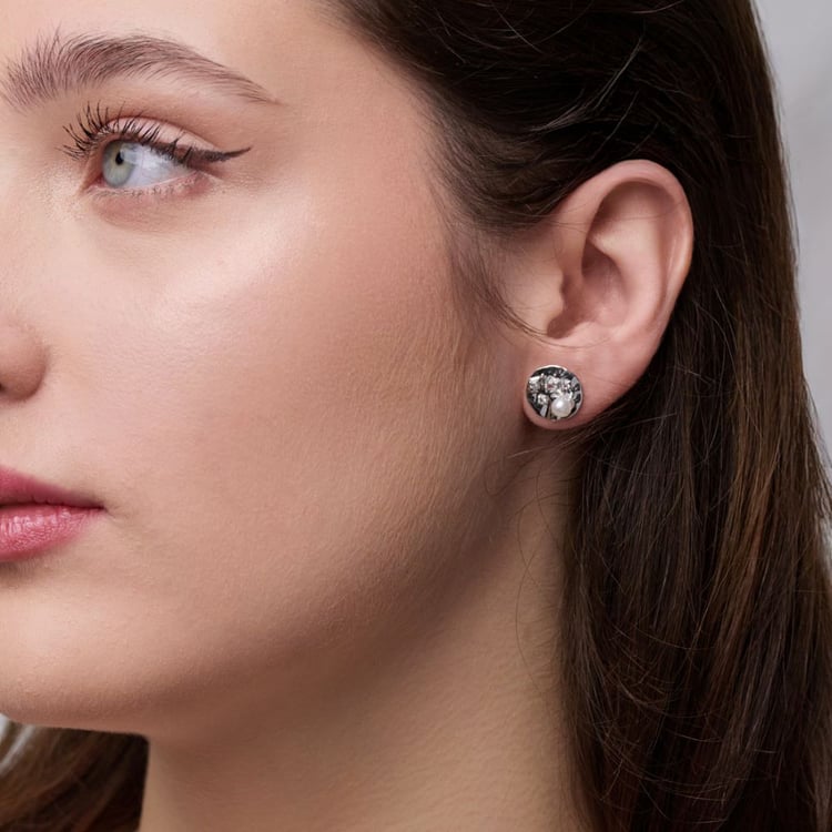 Silberne Perlenohrringe mit weißen Topasen 164034