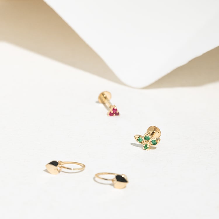 Goldener Piercing Ohrstecker mit Rubinen Masha 123094