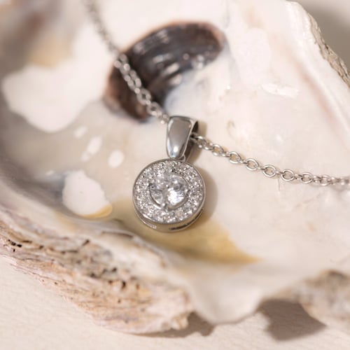 Halo-Anhänger mit Moissaniten und Diamanten Merryn