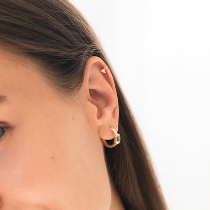 Mini Ohrstecker mit einem Trillion Lab Grown Diamant Manzo