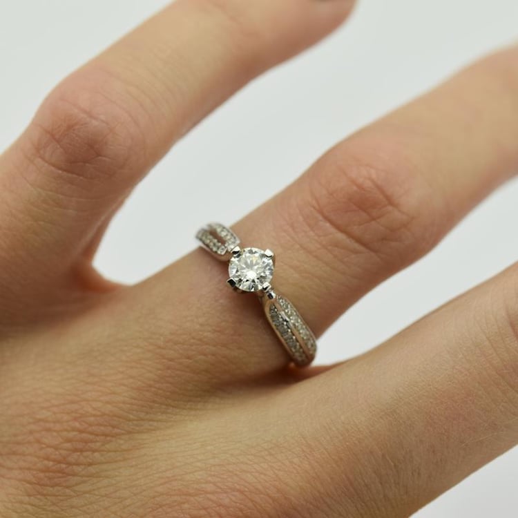 Verlobungsring in Platin auf dem Finger 24131