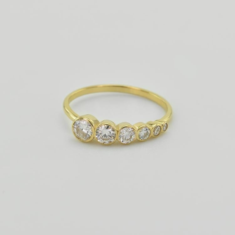 Sechs Moissanite in goldenem Ring 30555