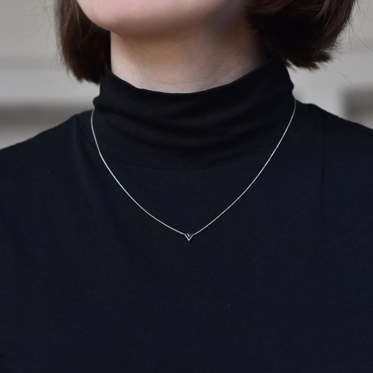 Hals mit goldener Halskette mit Diamant 40193