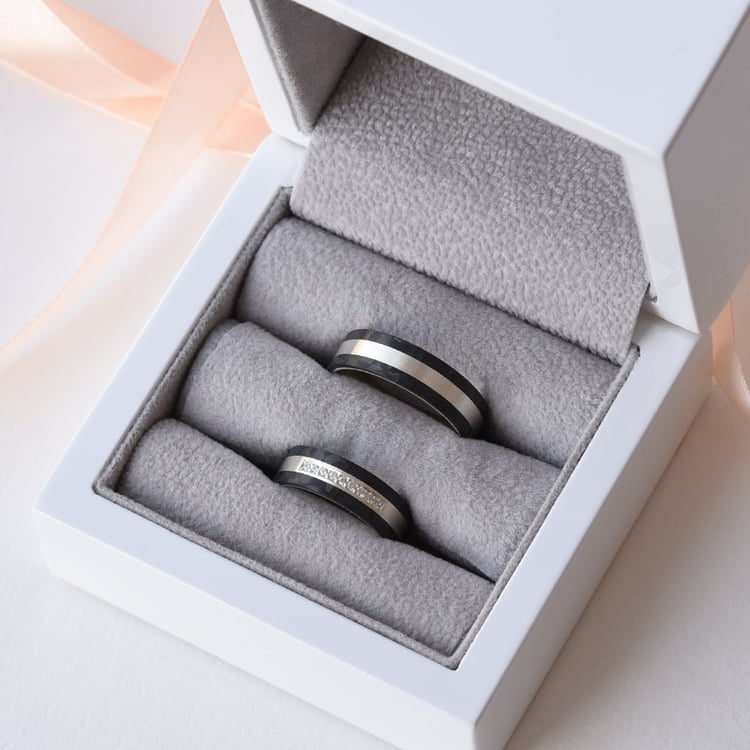 Flache Trauringe aus Carbon und Gold mit Diamanten Moserah 77421