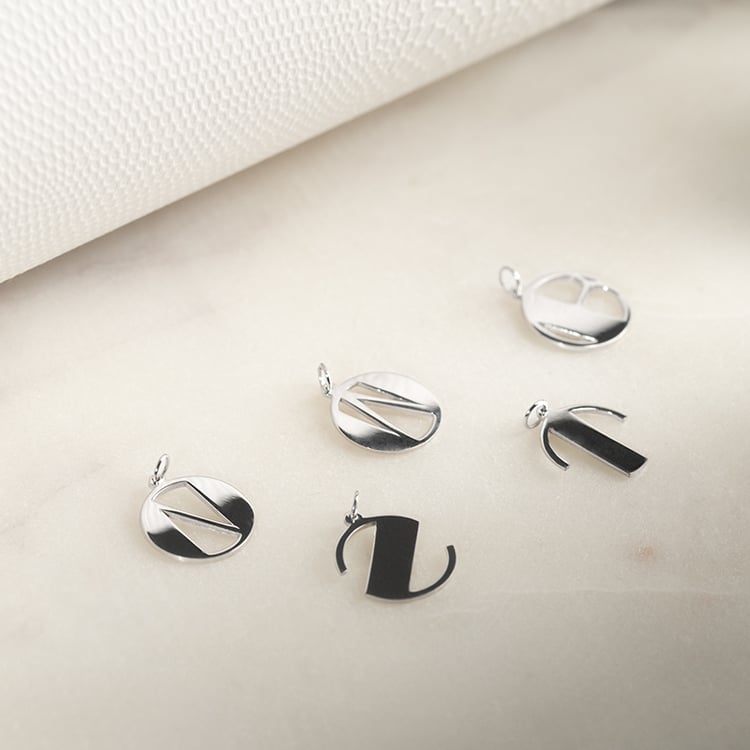 Silberner Anhänger mit ausgeschnittenem Buchstaben Alfabet 132884