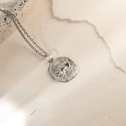 Silberanhänger mit Symbolen des Tierkreiszeichens Stier