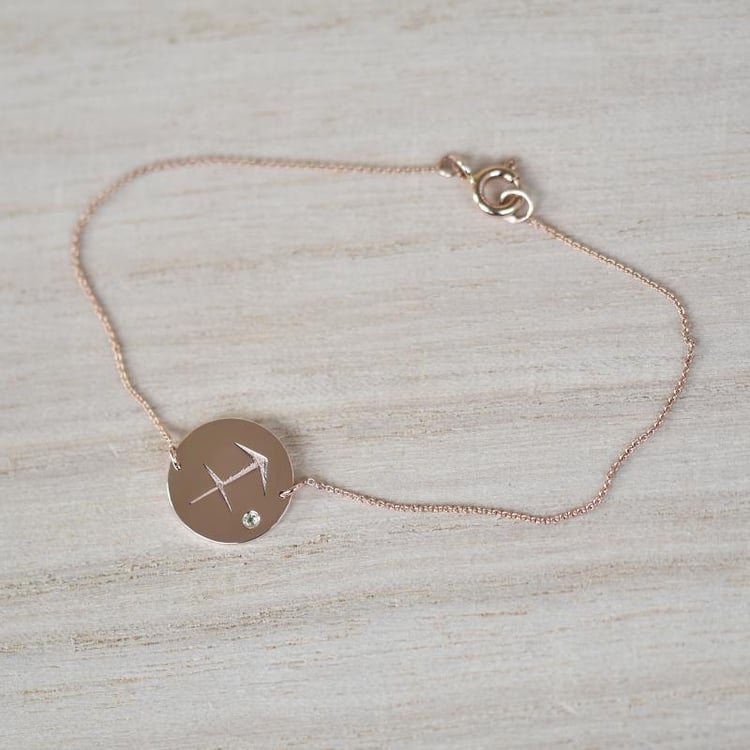 Goldenes Plättchen mit Schütze und Olivin 38667