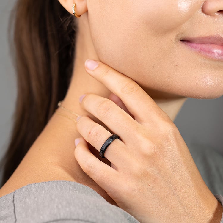 Flacher minimalistischer Ehering aus Carbon mit abgeschrägten Kanten Versiss 146172