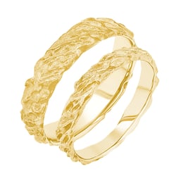 Goldene Eheringe mit unebener Oberfläche Zena