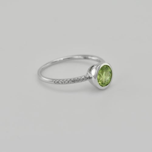 Strahlender Goldring mit Olivin und Diamanten Nyusha