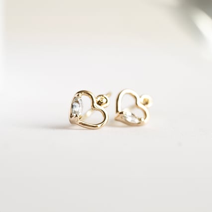 Goldene Kinderohrringe in Herzform mit weißen Saphiren Anastasia