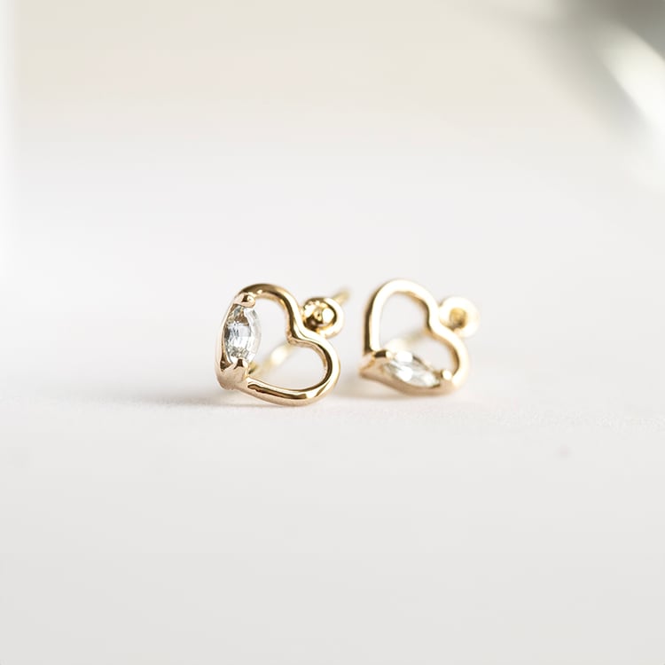 Goldene Kinderohrringe in Herzform mit weißen Saphiren Anastasia 145272