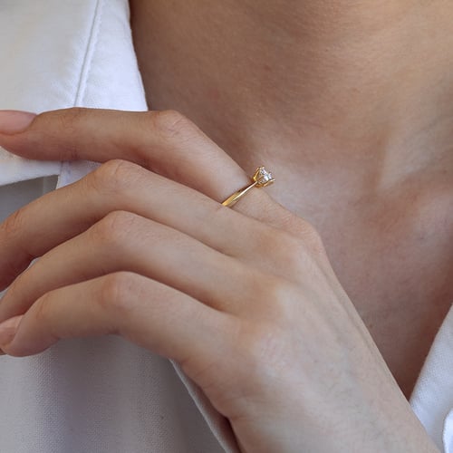 Goldener Verlobungsring mit Moissanit Iravan
