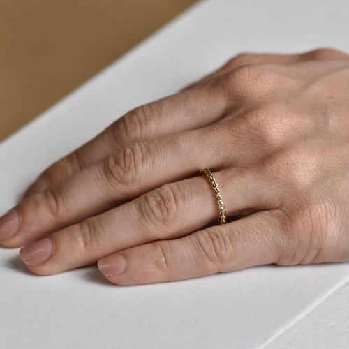 Untraditionelle goldene Trauringe mit Seilmotiv Aase