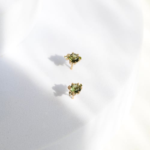 Cluster Ohrringe mit Moldavit, Saphir und Diamanten Alary