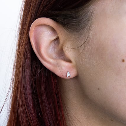 Ohrstecker mit Lab Grown Diamanten in Buchstabenform Ihrer Wahl Griff