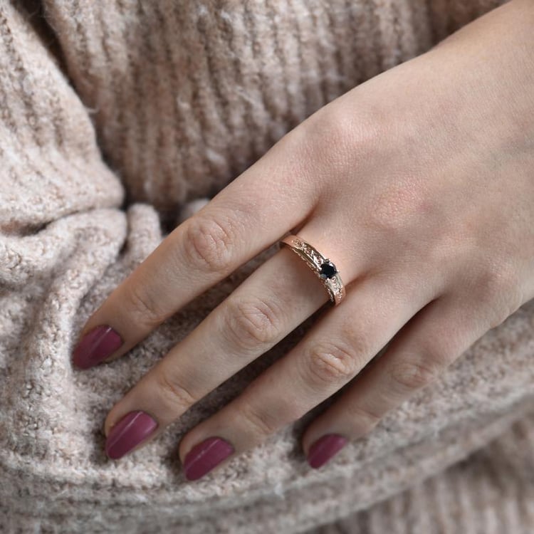 Vintage Goldring mit schwarzem Diamanten auf dem Hand 39150