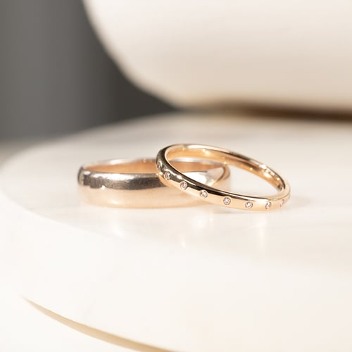 Goldene Eternity Trauringe mit Diamanten Miomi