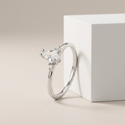 Goldring mit 0.41ct IGI-zertifiziertem Lab Grown Diamanten in Kiteform Adalia